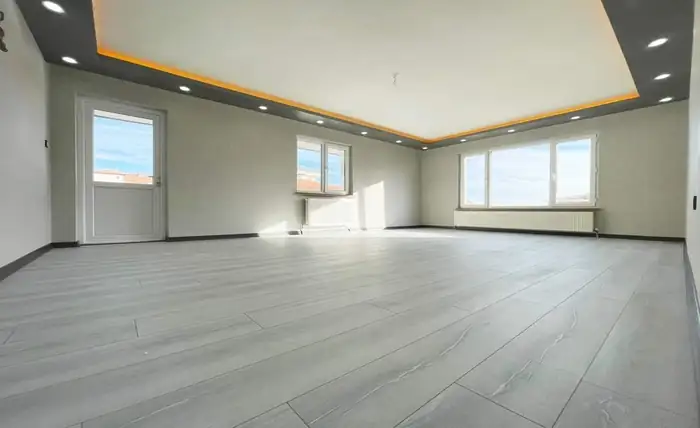 Zemini döşenmiş, teslime hazır geniş salon