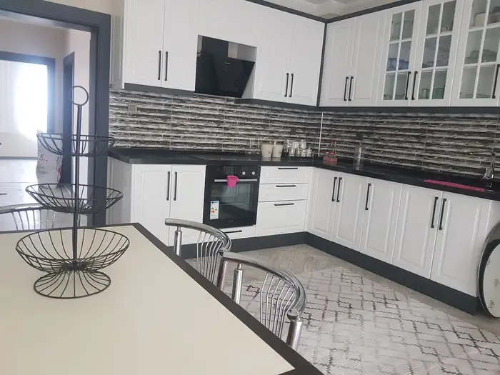 Beyaz klasik çerçeveli mutfak dolapları