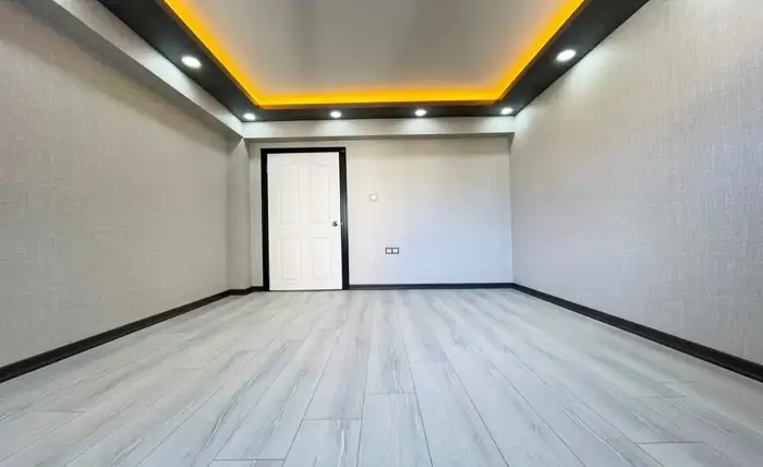 Gizli LED bantlı asma tavanı olan boş oda